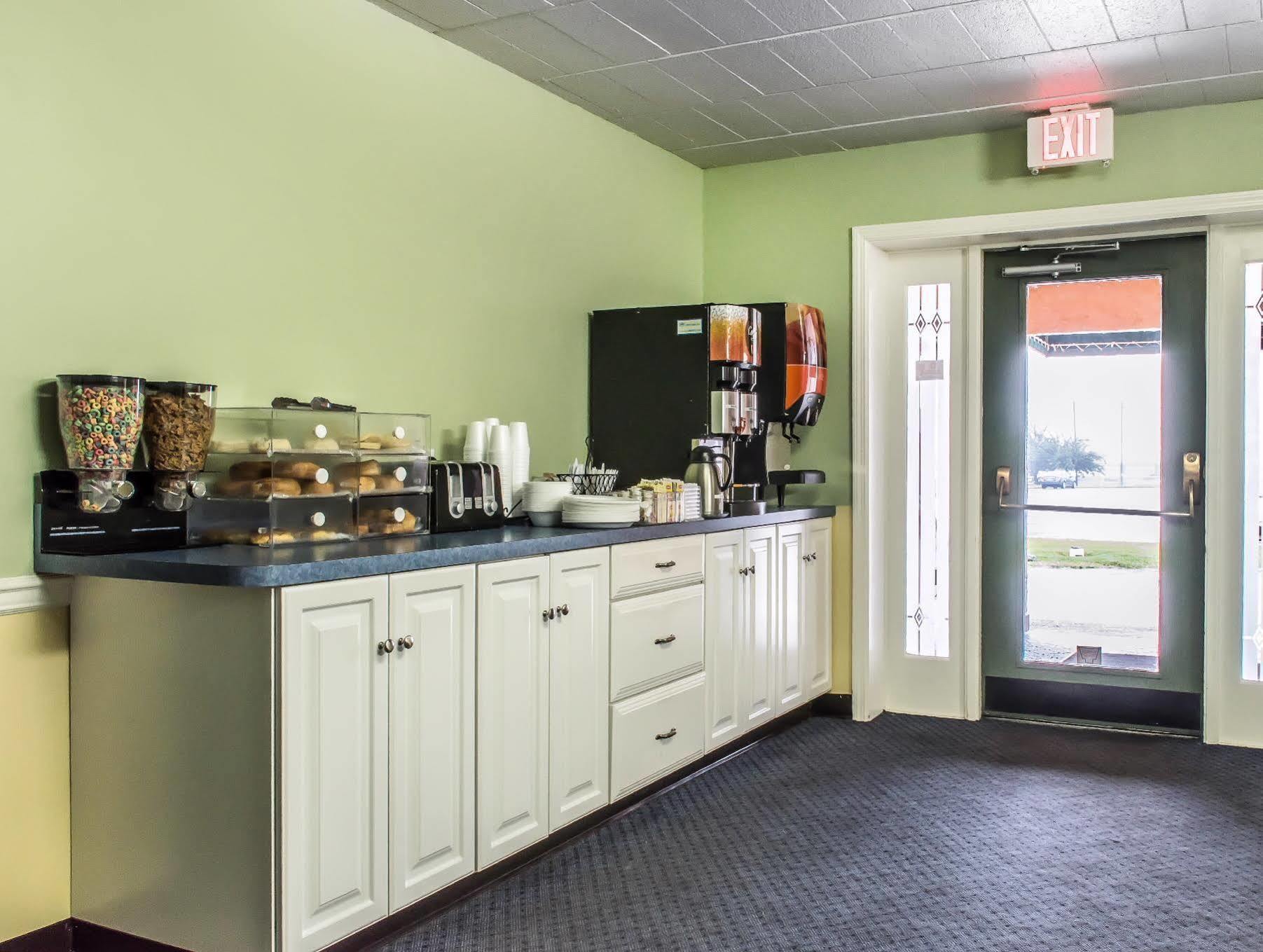 Rodeway Inn Amish Country Smoketown  Εξωτερικό φωτογραφία